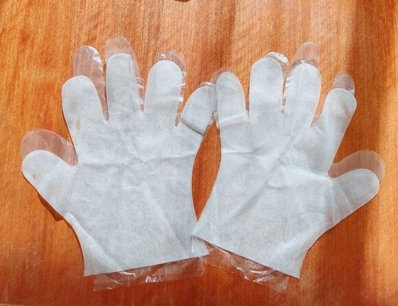 化粧水が染み込んだ手袋に両手を入れ、さらにそれをビニール手袋に入れて保湿するのです。