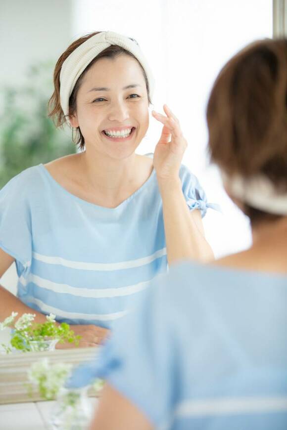 肌を確認する様子