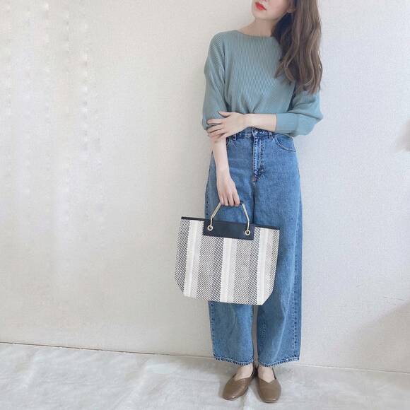 シンプルコーデにバッグ