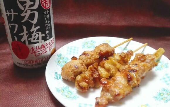 この焼き鳥に合わせるなら「男梅サワー」がおすすめ