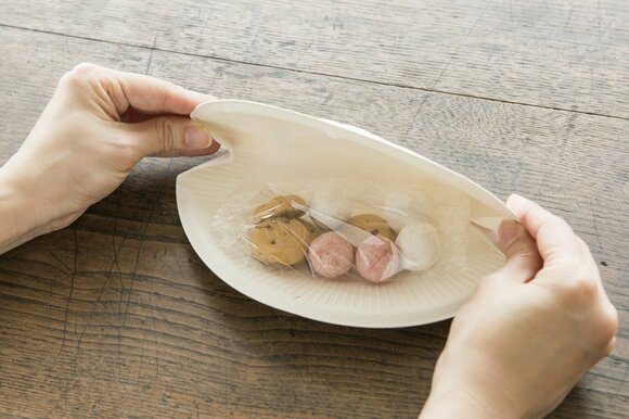 必要なのは紙皿とリボンだけ! 紙皿ラッピングで市販のお菓子をワンランクアップ