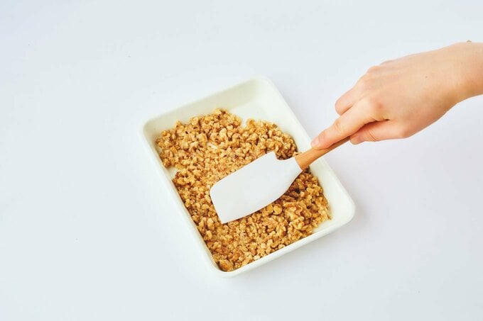 バットに敷き詰めたクルミ