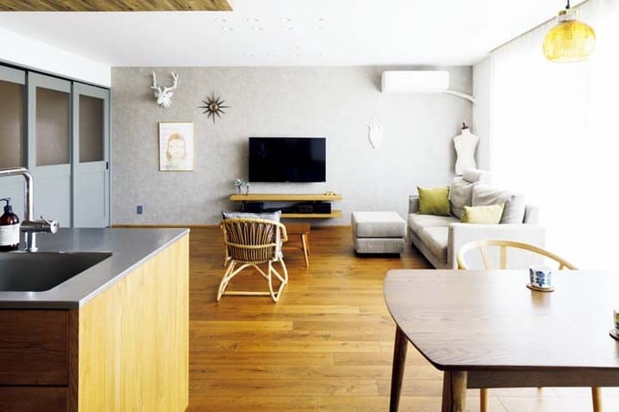 壁掛けテレビを設置したリビング