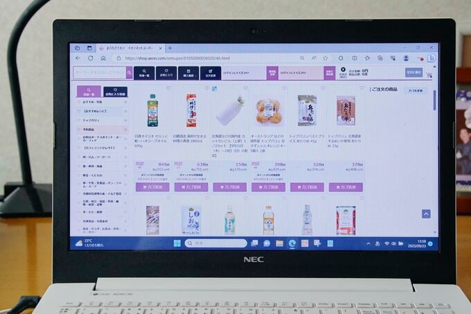 ネットスーパーで商品を選び中のパソコン画面