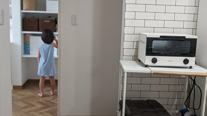 洗面所にいる子どもをキッチンから見た画像