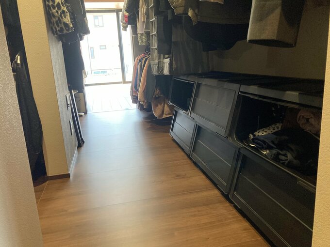 フラップアップ式の衣装ケースと通路