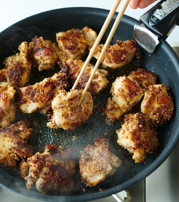 フライパンで調理する様子