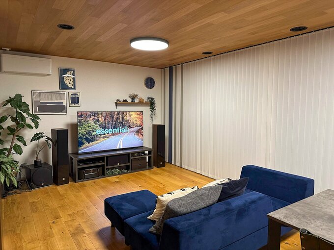 ブラインドを閉めたリビング