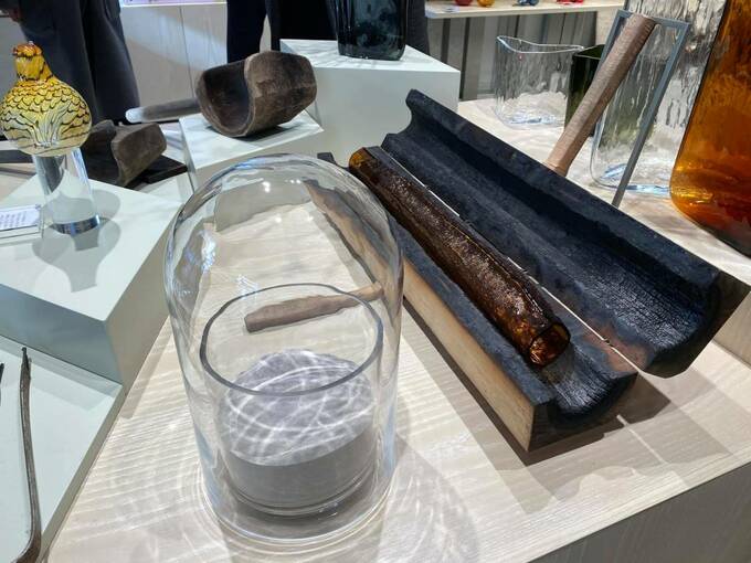 ガラス制作に使用される砂と木型の展示