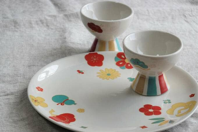 お皿の上に足つきカップ
