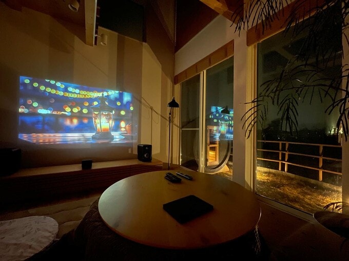 夜のリビングとサウナ