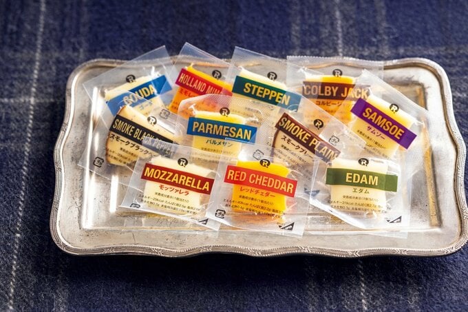 お皿に盛ったオリジナル 11種のチーズアソート