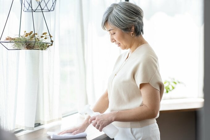 掃除している女性