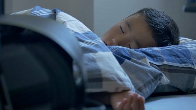 眠る男の子