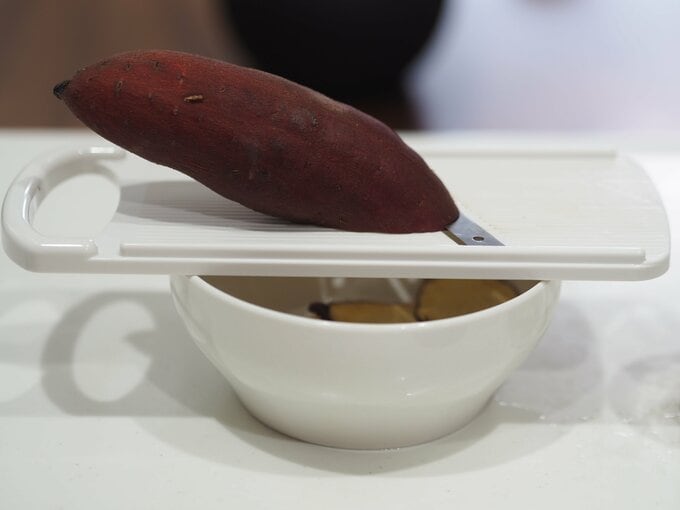 サツマイモをスライサーで薄切りに