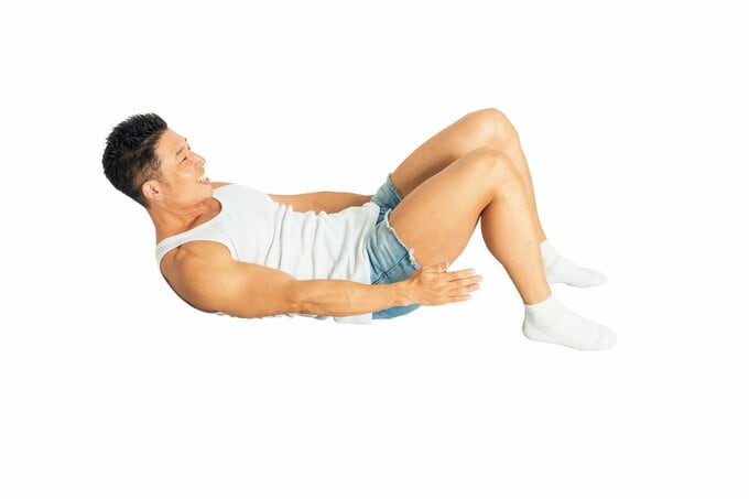 仰向けに寝て肩甲骨を持ち上げる