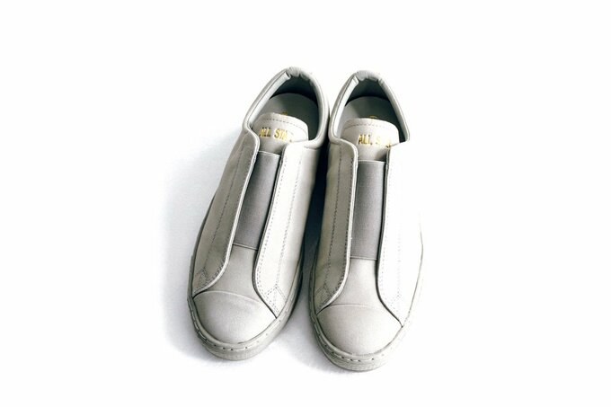 コンバーススリッポンタイプのスニーカー