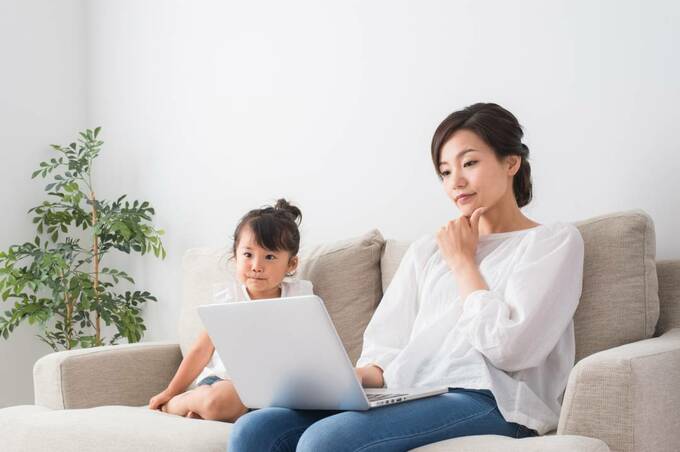 ソファに子どもと女性