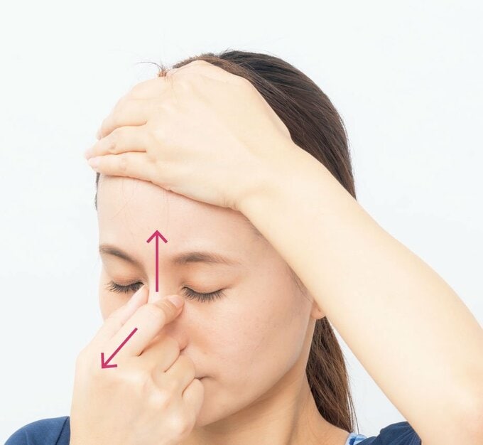 両手で顔を上下にひっぱる