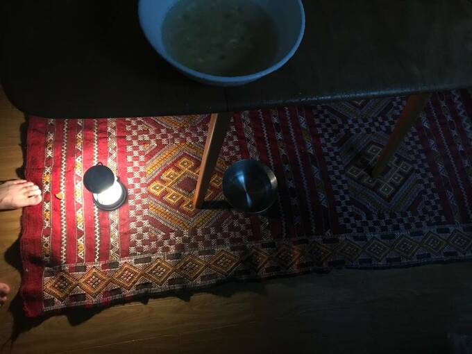 床に電気とバケツ