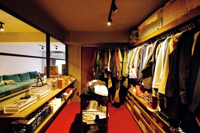 洋服と装飾品が店舗のようにディスプレイされたウォークインクロゼット