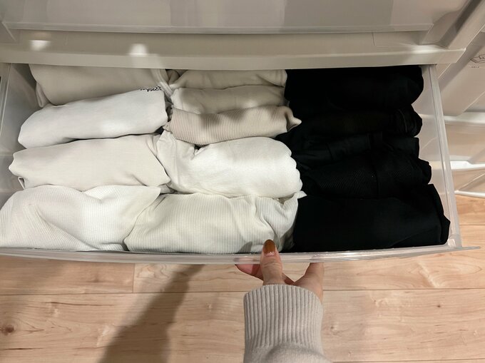 衣装ケースの中の洋服収納