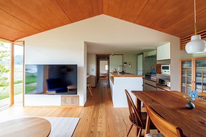 リビングダイニングからキッチンを見る