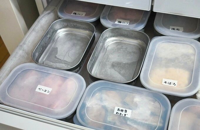 冷凍庫に食材を保存している