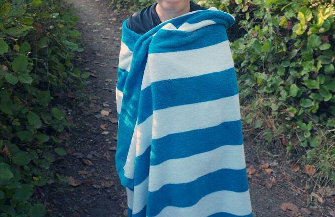 ブランケットを羽織る様子