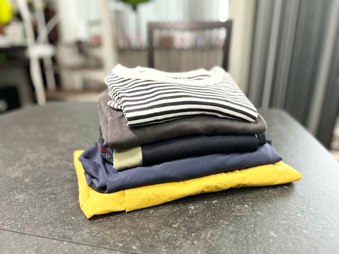 手放す予定のTシャツとスカート、ワンピース