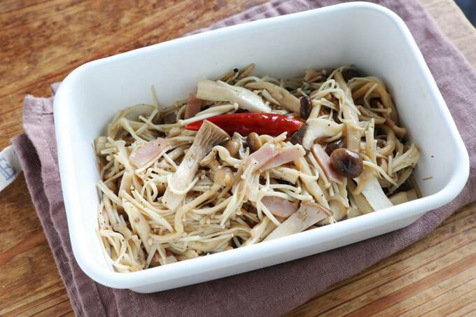 容器にキノコとベーコンのぺペロンマリネ