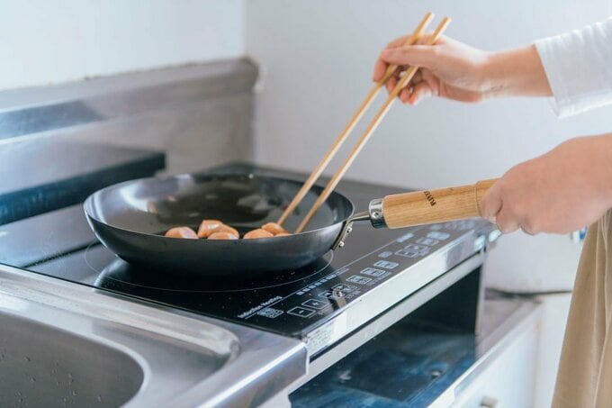 鉄製のフライパンで調理している様子