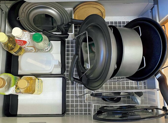 調理グッズはコンロ下を定位置に