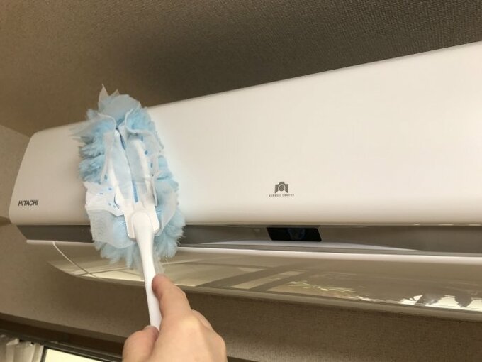 本体表面全体に付着したホコリをドライモップでふき取っておく