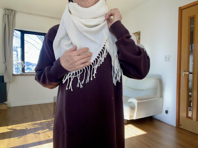 （3）フリンジを整えて両側の端を首元に入れ込む。