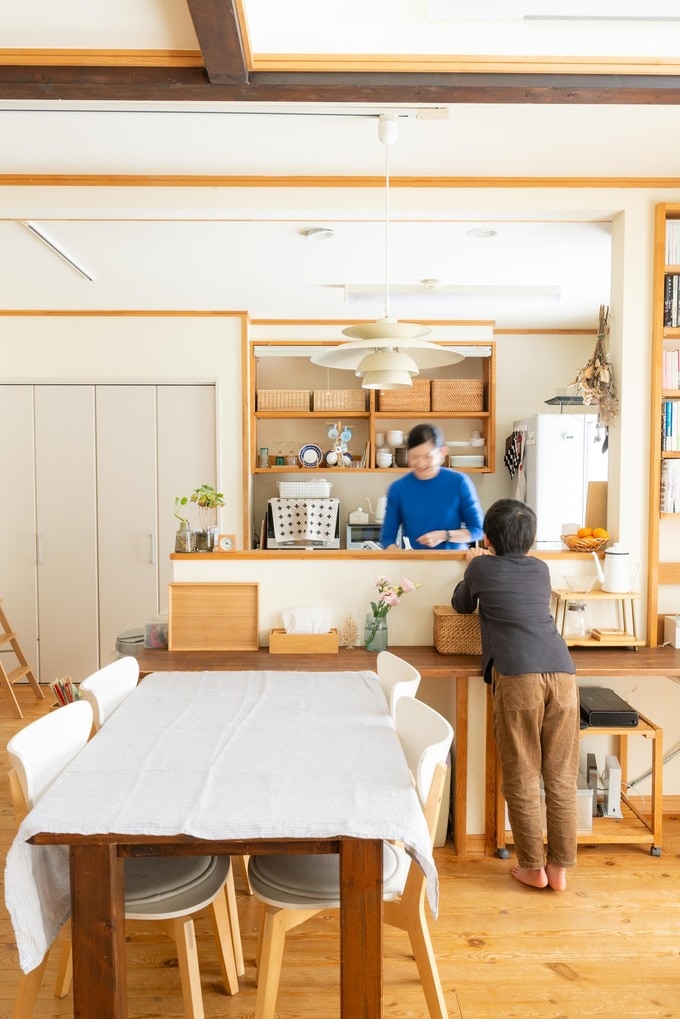 部屋の中にいる女性と子ども