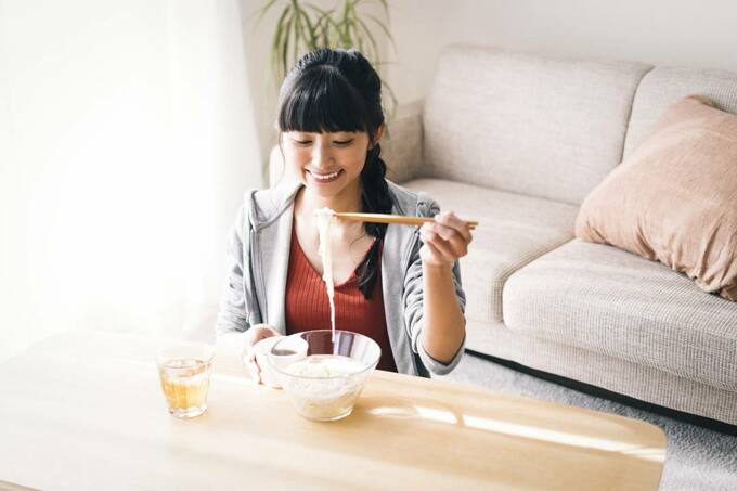 麺を食べている女性