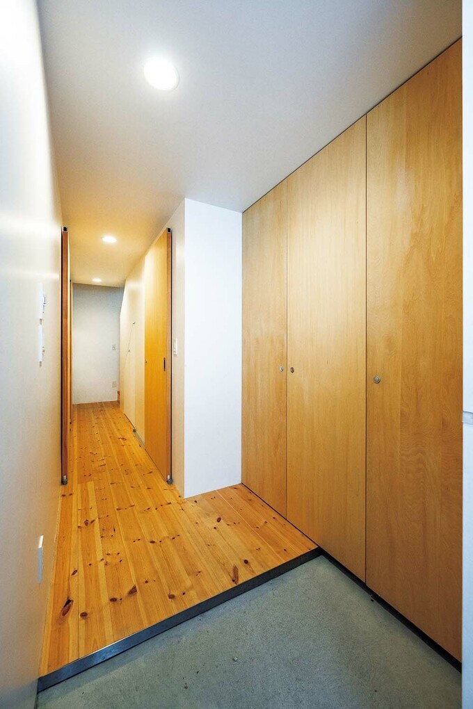 玄関はゲタ箱のほか、玄関扉側にはハンカチなど出がけに忘れがちなものを収納