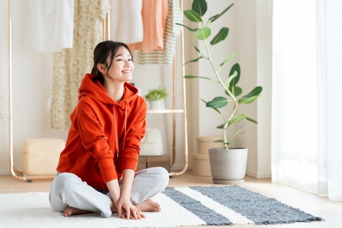 パーカーを着る女性