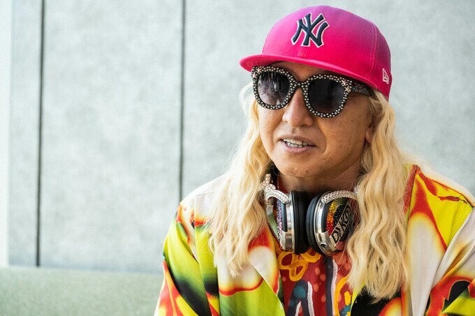 真剣な表情のDJ KOOさん