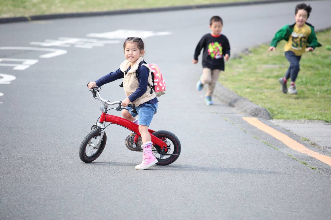 子どもの騒音「道路族」に悩み心身に影響も。袋小路の新興住宅街に後悔… | ESSEonline（エッセ オンライン）