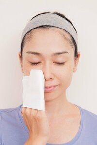 ティッシュペーパーを指に巻き、細部をふき取る