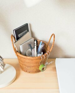 仕事道具はカゴにまとめ、すぐに使えるようスタンバイ