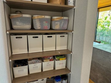 食品の収納場所が2か所ある間取り。賞味期限ぎれが防げる＆防災時用ストックも安心