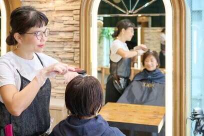 40代50代、秋のヘアカラーは「いつもより暗め」がおすすめ。髪を傷めない染め方2つ