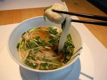 家庭で本場タイの味。名店に教わる春雨サラダとスープ麺