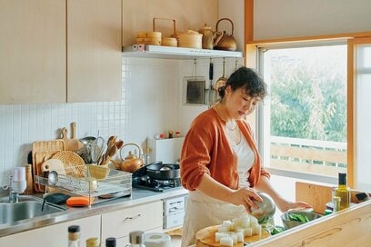 洗濯機はお風呂場ではなく「キッチン」に。築50年の団地での暮らしを便利にする意外な工夫