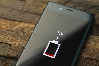 スマホの「バッテリー残量1％」を守り抜く。今すぐできる延命テク4つ