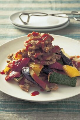 ＜豚肉のから揚げ　スイートチリソース＞甘酸っぱいピリ辛ソースとカリカリ肉がたまらない！