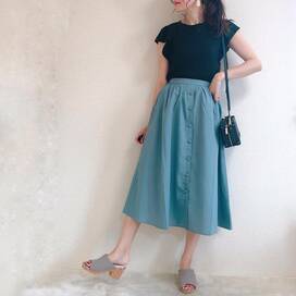 GUのふんわりスカート。高見えする秘密はこの光沢感